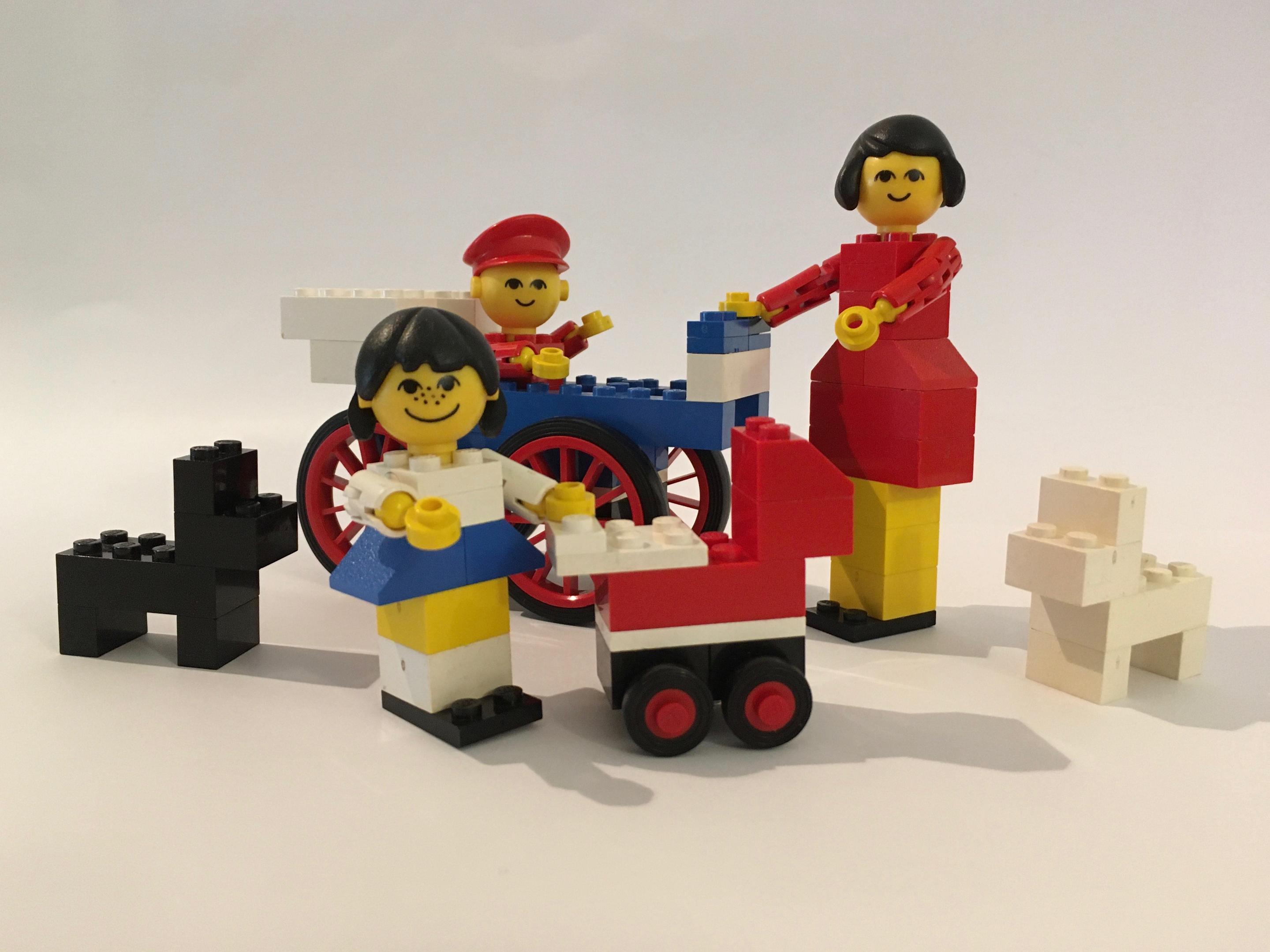Family LEGO set (#254-1, 1975)