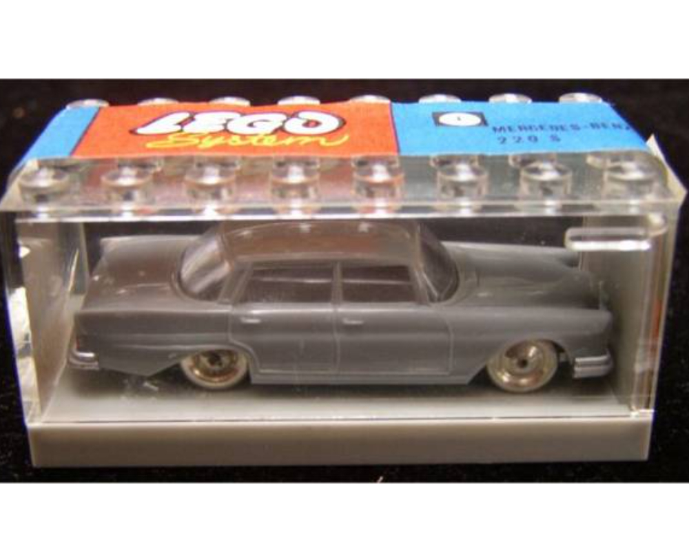 1:87 Mercedes 220 with Garage