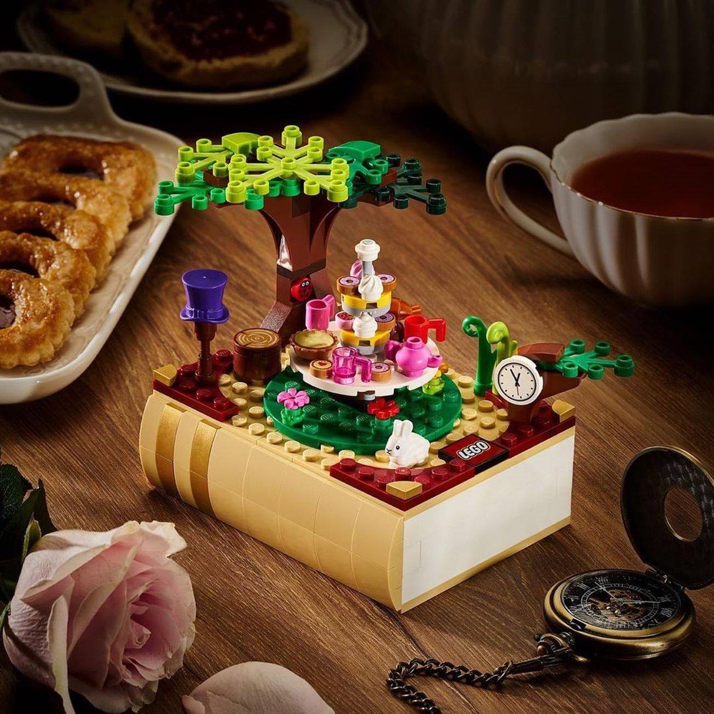Alice's Adventures in Wonderland Book LEGO set (#6384694-1)